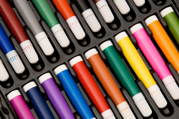 Ensemble de crayons colorés dans la boîte
 - Photo, image