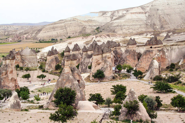 spettacolari formazioni rocciose chiamate camini fatati nella valle di Goreme, Cappadocia, Turchia
  - Foto, immagini