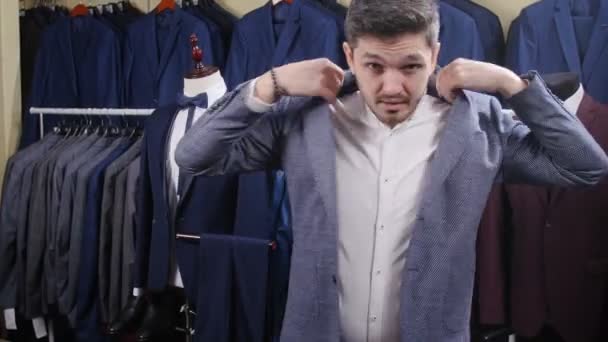 Muž si oblékne oblek v obchodě - Záběry, video