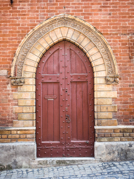 Starożytnych portal drewniane rzeźbione kamienne falowe włoski średniowiecznego budynku. - Zdjęcie, obraz