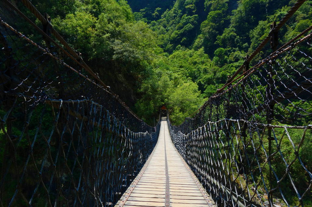 Wiszący most w Taroko Park Narodowy położony w północnej Tajwan - Zdjęcie, obraz