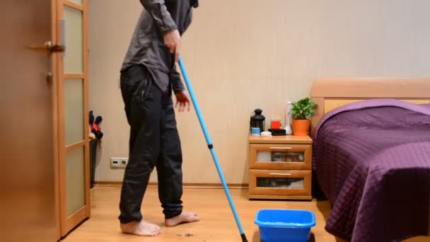 Un joven lava los pisos de la RdP
 - Metraje, vídeo