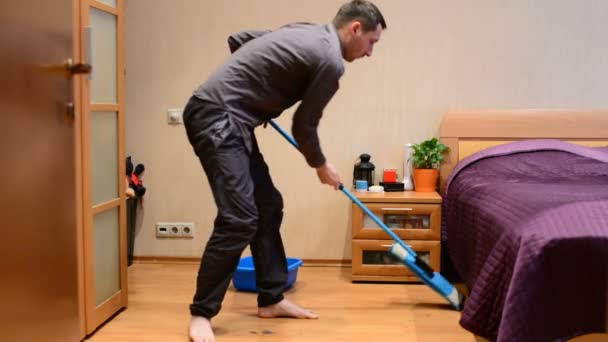 Mladý muž omývá Mop podlahy - Záběry, video