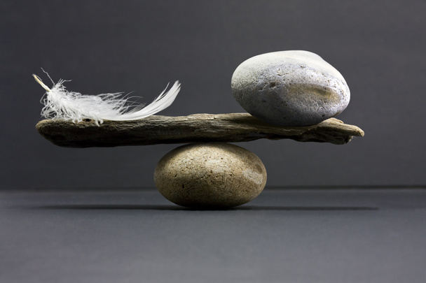 pióro i kamień równowagi - Zdjęcie, obraz