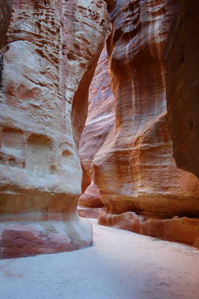 Starożytne opuszczone rock miasto Petra w Jordanii jako atrakcja turystyczna, położony w Jordanii - Zdjęcie, obraz