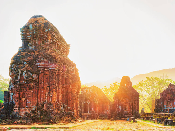 Wschód Słońca w ruiny starych świątyń hinduistycznych w mojego syna, Wietnam - Zdjęcie, obraz