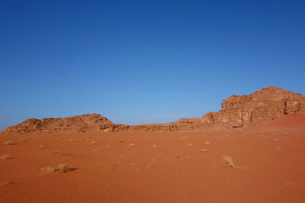 Desierto jordano llamado Wadi Rum, región de Oriente Medio
 - Foto, Imagen