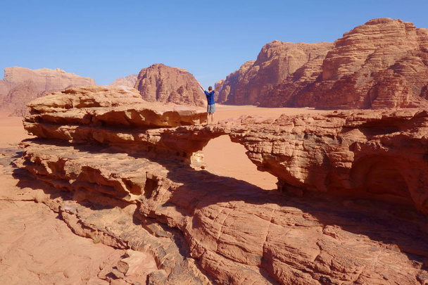 Jordanian autiomaa nimeltään Wadi Rum, Lähi-idän alue
 - Valokuva, kuva