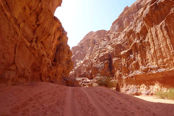 Jordanian aavikon kanjonit Wadi Rum, Lähi-idän alue
 - Valokuva, kuva