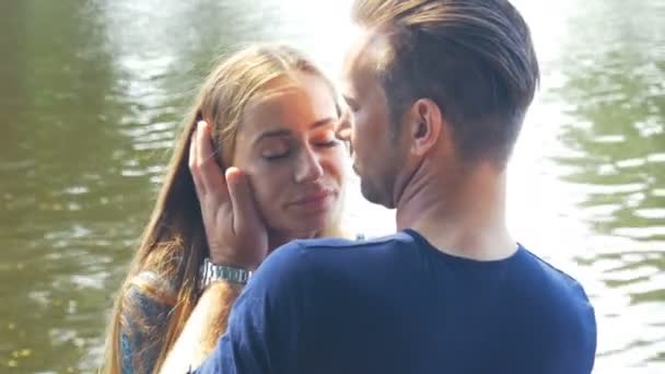 Slecht nieuws - een man die zijn vrouw troost - Video