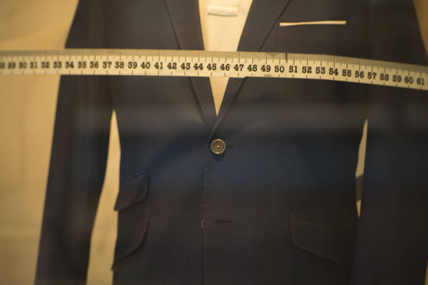 Манекен магазина костюмов с формальной рубашкой и галстуком с измерительной лентой
. - Фото, изображение