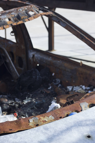 Tűzoltóság tűzoltó képzés felszerelés égett használják tűzoltó szimulálása tüzek fúró roncs autó lezuhan. - Fotó, kép