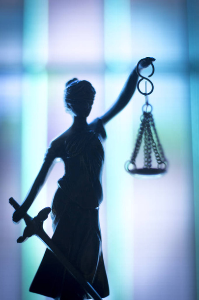 Escritório de advocacia estátua de bronze da deusa themis com escalas de justiça no escritório advocatícios
. - Foto, Imagem