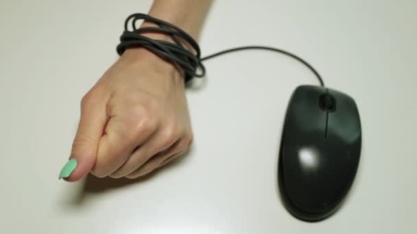Το χέρι είναι δεμένο με ένα σύρμα το ποντίκι του υπολογιστή. Εθισμός υπολογιστών. - Πλάνα, βίντεο