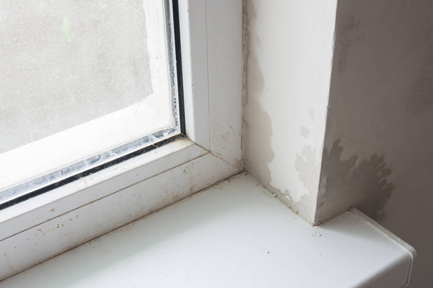 schlechter Einbau von Kunststofffenstern, Kondenswasser und Schlieren an den Hängen - Foto, Bild