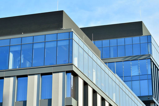 Stedelijke abstracte achtergrond, detail van moderne glazen gevel, zakelijke kantoorgebouw - Foto, afbeelding