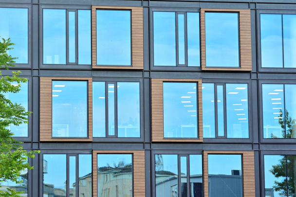 Fundo abstrato urbano, detalhe da fachada de vidro moderna, prédio de negócios de escritório
 - Foto, Imagem