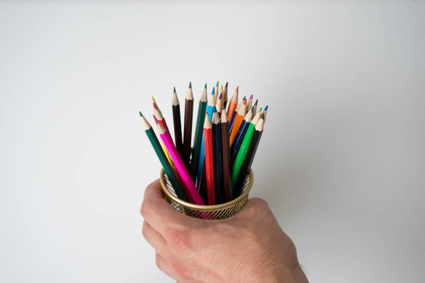 Χρωματιστά μολύβια σε περίπτωση μολύβι σε άσπρο φόντο - Φωτογραφία, εικόνα
