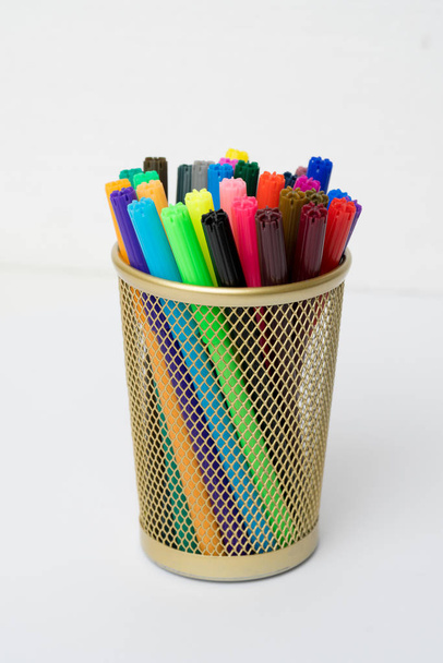 Marcadores coloridos em estojo a lápis sobre o fundo branco isolado
 - Foto, Imagem