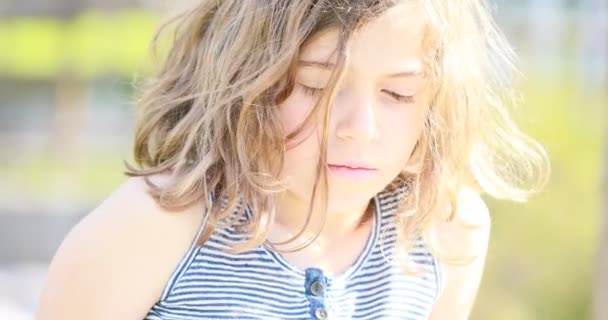 kleines Mädchen wendet sich der Kamera zu und lächelt - Filmmaterial, Video