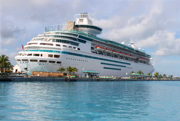 Cruise ship in Nassau harbour - Zdjęcie, obraz