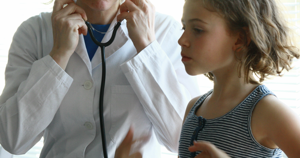 οικογενειακός γιατρός, ελέγχοντας ένα μικρό κορίτσι - Πλάνα, βίντεο