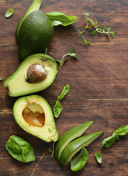 sağlıklı avokado gıda ve ahşap arka plan üzerinde kokulu otlar - Fotoğraf, Görsel