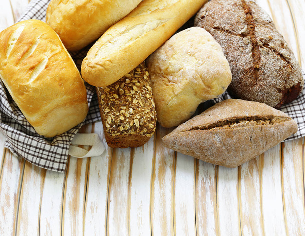 ahşap arka plan üzerinde doğal organik ekmek çeşitler - Fotoğraf, Görsel