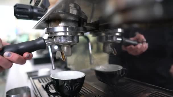 Klein kopje espresso staande in de stalen koffiemachine - Video