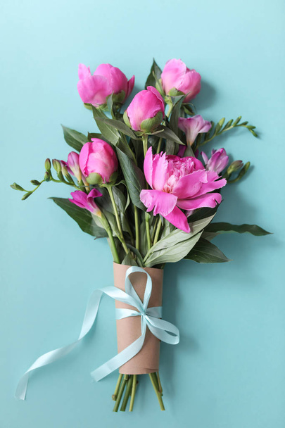 Bouquet of beautiful peony flowers on color background, top view - Foto, immagini
