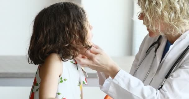 ιατρική εξέταση ενός μικρού κοριτσιού - Πλάνα, βίντεο