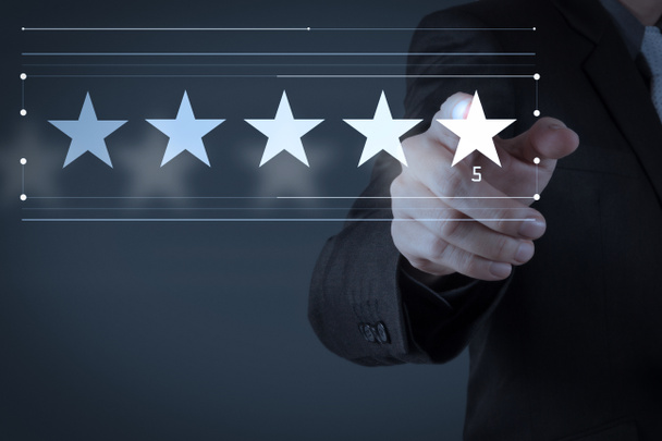 Vijf sterren (5) rating met een zakenman is virtuele computerscherm aan te raken. Voor de positieve feedback en herziening met uitstekende prestaties. - Foto, afbeelding