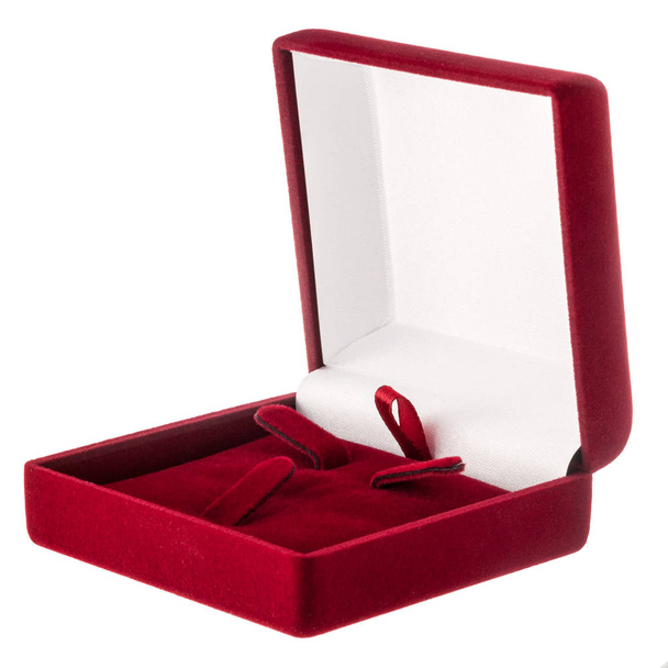 Відкрита квадратна червона оксамитова коробка для прикрас ізольована на білому тлі з трьома чвертями
 - Фото, зображення