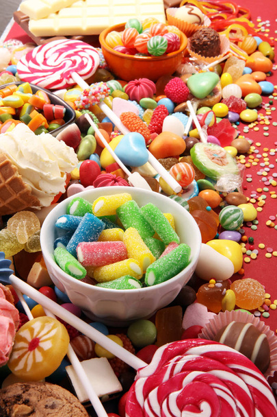 jöle ve şeker ile şekerler. renkli dizi farklı childs tatlılar ve muamele etmek - Fotoğraf, Görsel