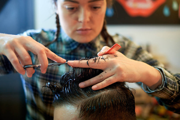 maestro corta el pelo y la barba de los hombres en la barbería
 - Foto, imagen