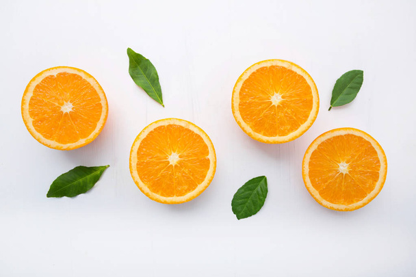 Frutos cítricos de laranja frescos sobre fundo branco. Vista superior
 - Foto, Imagem