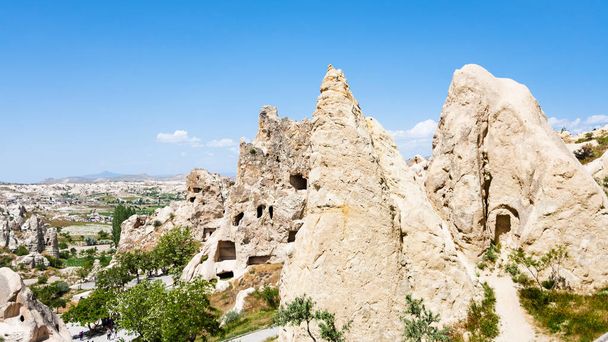 Подорожі до Туреччини - стародавні печерні монастирських поселення біля міста Гйореме в Каппадокії навесні - Фото, зображення