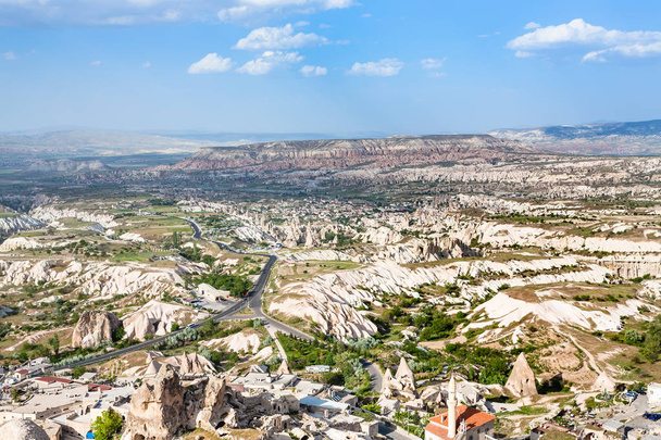 Viaggio in Turchia - vista sopra il villaggio di Uchisar e le strade della valle nella provincia di Nevsehir in Cappadocia in primavera
 - Foto, immagini