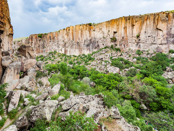 Podróż do Turcji - skały w wąwozie Ihlara Valley w prowincji Aksaray w Kapadocji wiosną - Zdjęcie, obraz