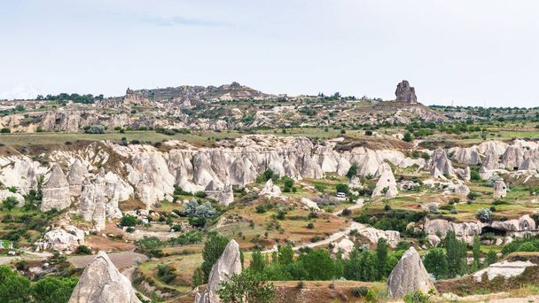 Türkiye - dağ panorama Göreme Milli Parkı'nda Kapadokya bahar seyahat - Fotoğraf, Görsel