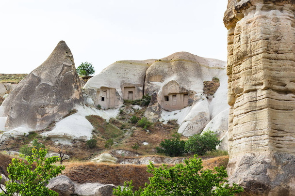 Podróż do Turcji - Jaskinia domy w Parku Narodowym Goreme w Kapadocji wiosną - Zdjęcie, obraz
