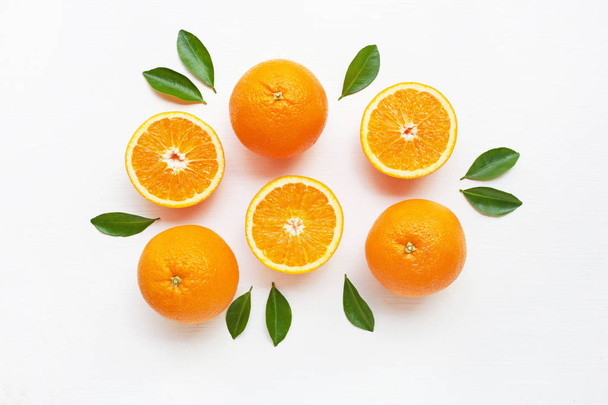 Čerstvý pomerančový citrusové plody na bílém pozadí. Pohled shora - Fotografie, Obrázek