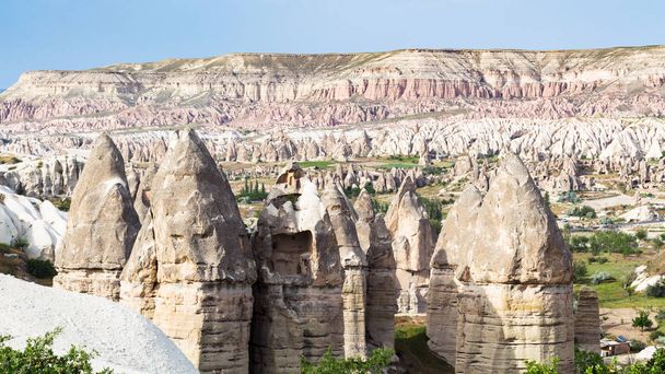 Voyage en Turquie - vieilles cheminées de fées dans la vallée montagneuse du parc national de Goreme en Cappadoce au printemps
 - Photo, image