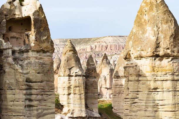 Utazás Törökország - sok tündéri kémény sziklák, hegyek a Göreme Nemzeti Park Cappadocia tavasszal - Fotó, kép
