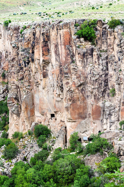 Ταξίδι στην Τουρκία - βραχώδη πλαγιά της κοιλάδας Ihlara Ακσαράι επαρχία στην Καππαδοκία άνοιξη - Φωτογραφία, εικόνα