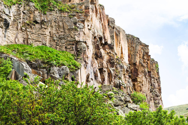 旅行、トルコに - 春にカッパドキアのウフララ渓谷のアクサライ県の火山岩壁 - 写真・画像