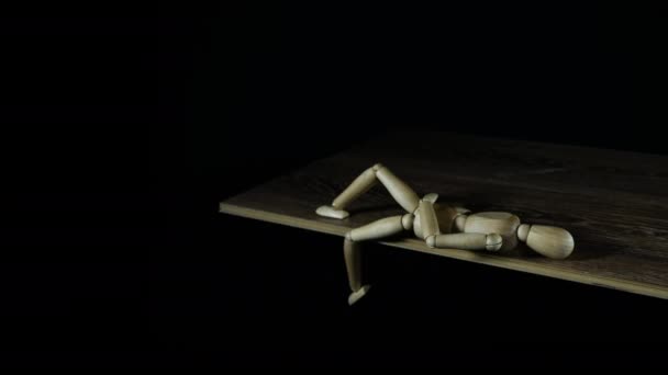 Stopmotion figura de madeira boneco procrastina em estúdio no fundo preto que coloca e acenando pernas
 - Filmagem, Vídeo