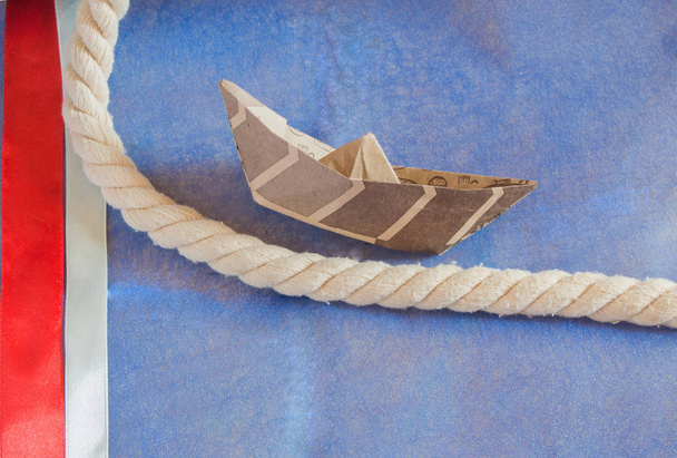 Vacanza negli Stati Uniti, felice Columbus giorno barca di carta su sfondo blu e nastri decorazioni
 - Foto, immagini