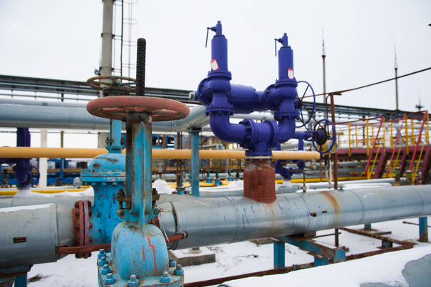 Olie- en gas industrie, raffinaderij fabriek. Industriële installaties in de olie-en gasproductie - Foto, afbeelding