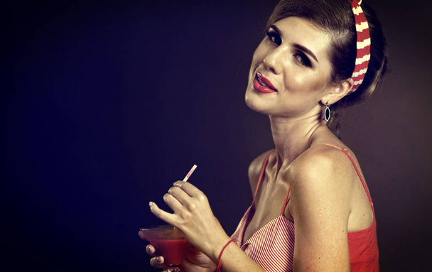 Pin Up Girl trinken blutigen Marihuana-Cocktail. Pin-up Retro weiblichen Stil. - Foto, Bild